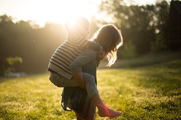 Un retrato sincero de niños jugando al aire libre 