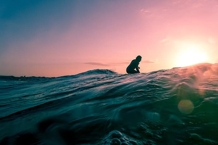 Foto nocturna atmosférica de un surfista 