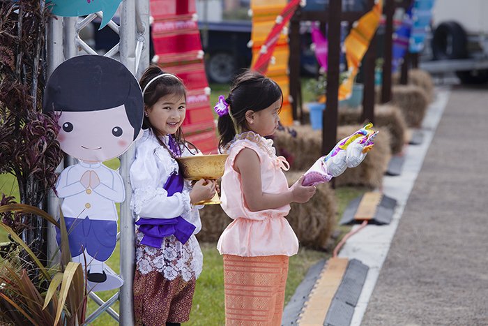 foto de calle sincera de dos niñas sosteniendo objetos del festival