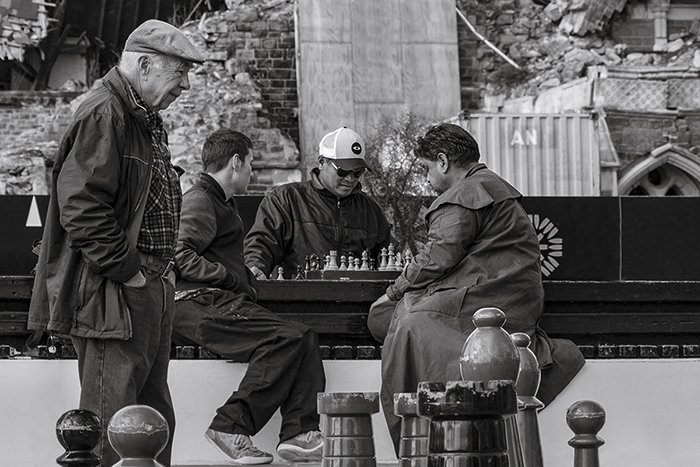 Foto de calle sincera de gente jugando al ajedrez al aire libre