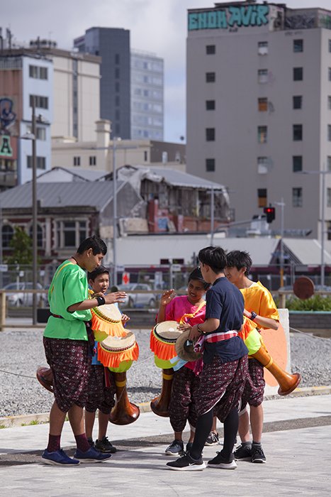 Foto de calle sincera de un grupo de niños tocando el tambor al aire libre