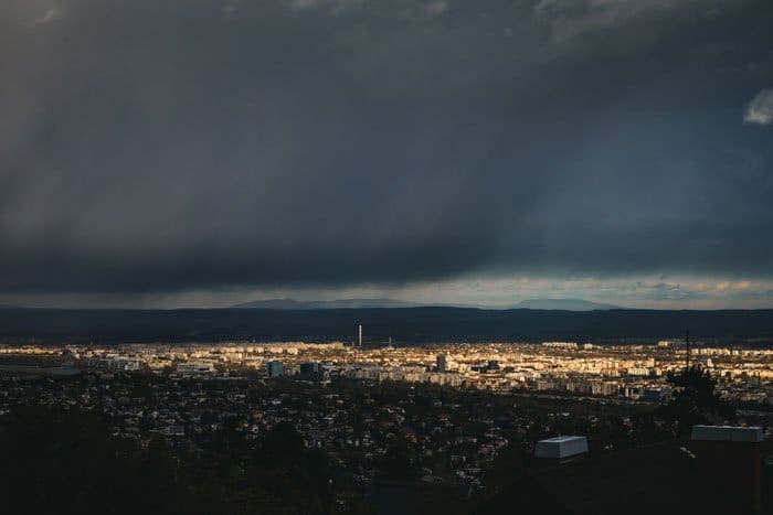 Vista de ángulo alto de un paisaje urbano al atardecer con Canon EF 50 mm f 1.8 