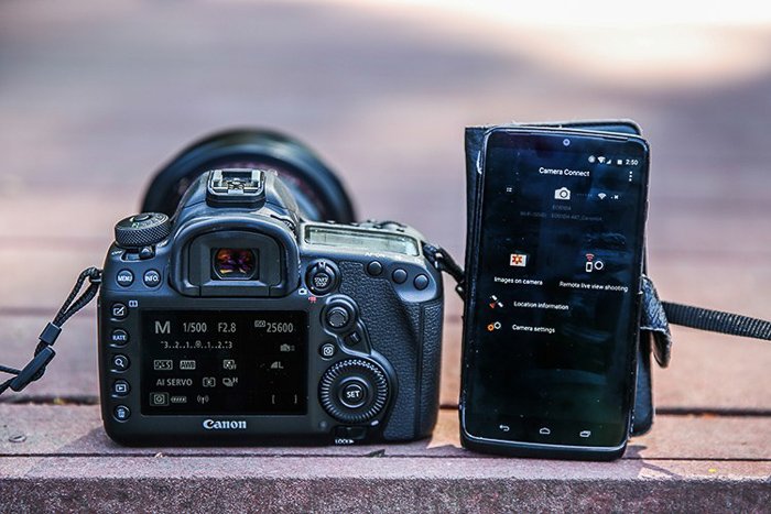 Una cámara Canon y un teléfono inteligente con la aplicación Camera Connect 