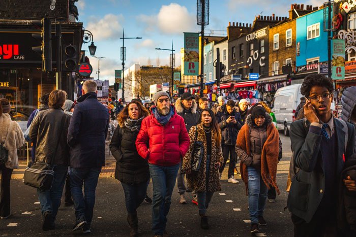 Una calle llena de gente