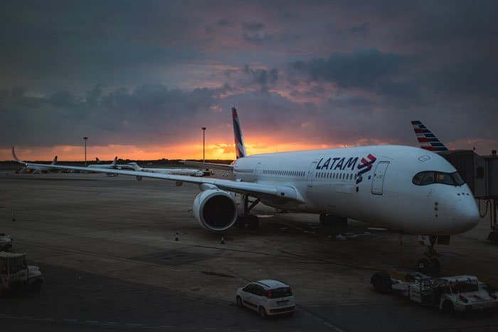 Un avión de LATAM en una pista