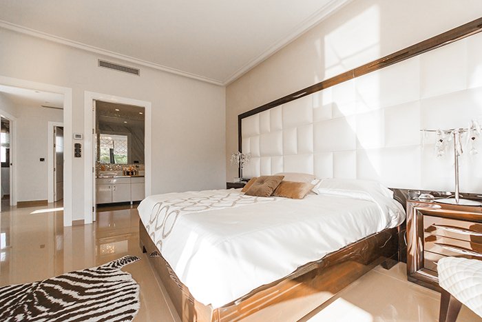 foto luminosa y aireada del interior de un dormitorio tomada con luz natural