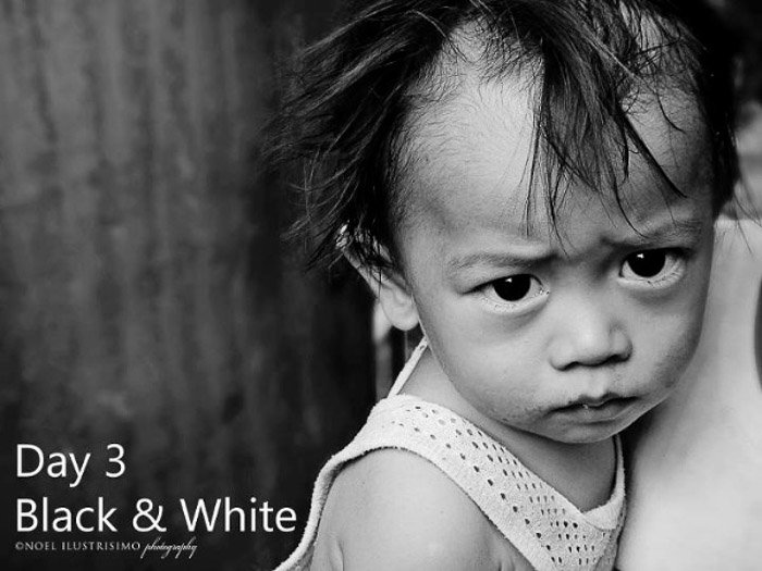 Una foto en blanco y negro de un niño pequeño.