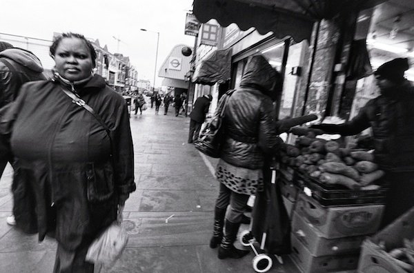 Una escena callejera cotidiana: fotografía callejera en blanco y negro