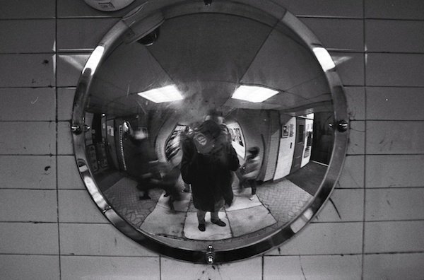Un autorretrato en un espejo - fotografía callejera en blanco y negro