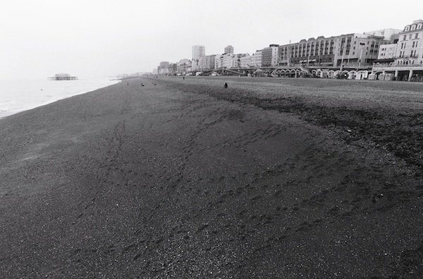 Una escena de playa sombría: fotografía callejera en blanco y negro