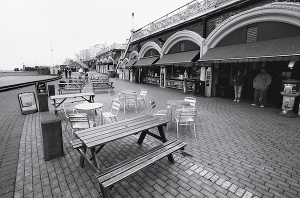 Una imagen de las fachadas de un restaurante en Brighton: fotografía callejera en blanco y negro