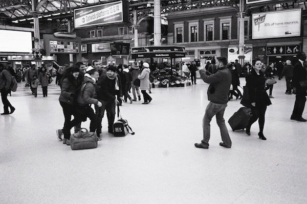 Una imagen de personas en la estación de tren de Victoria - fotografía callejera en blanco y negro
