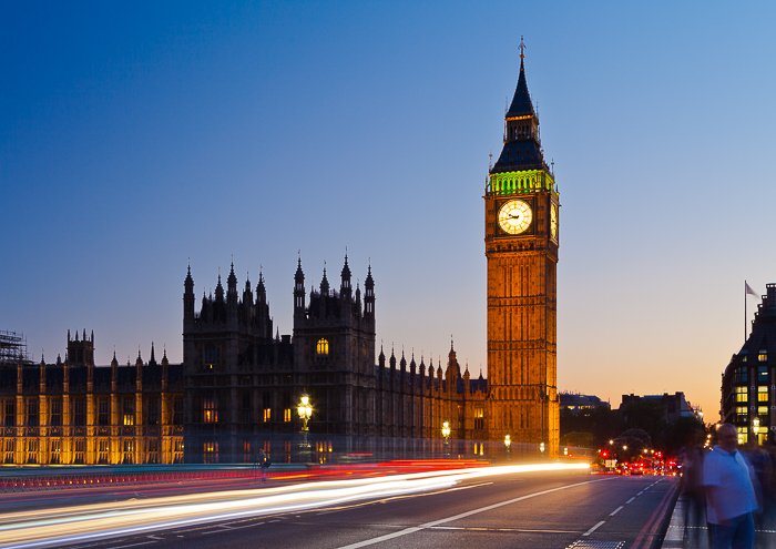 Atmosférica escena de una calle de Londres fotografiada durante la hora azul