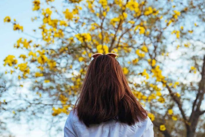 Un retrato al aire libre de una niña con sombrero de paja: cómo desenfocar el fondo en las fotos de un teléfono inteligente