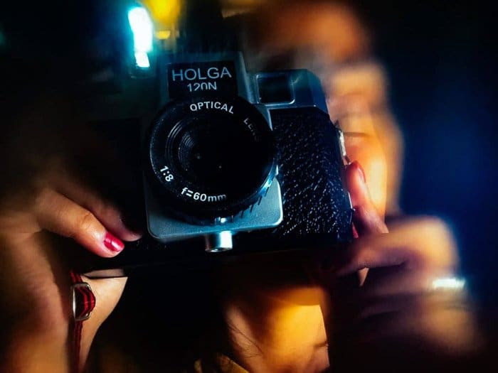 Una persona que dispara con una cámara holga, foto procesada con una aplicación de desenfoque creativo