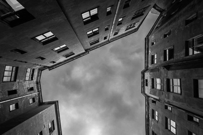   Una fotografía de arquitectura en blanco y negro del patio de un edificio.