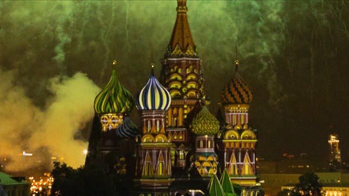 Fuegos artificiales sobre la Catedral de San Basilio en Moscú