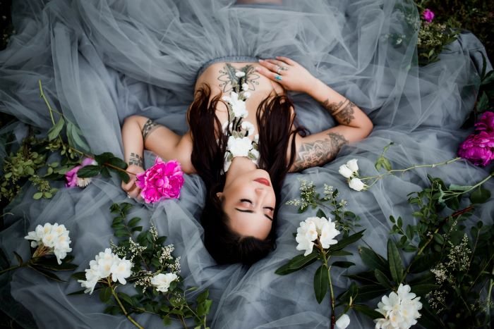 Imagen de boudoir con detalles florales del blog de fotografía Viragio Boudoir