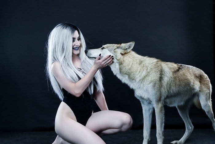 Foto boudoir de una mujer con un lobo
