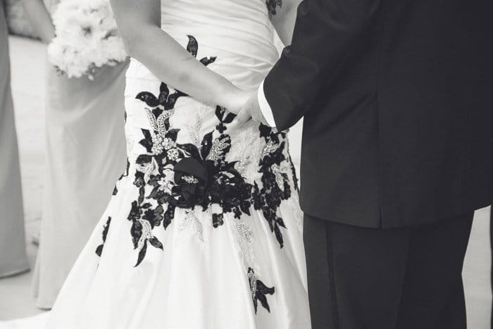 Un primer plano de boda en blanco y negro de una pareja cogidos de la mano