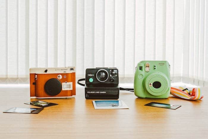 cámaras de impresión instantánea en un escritorio