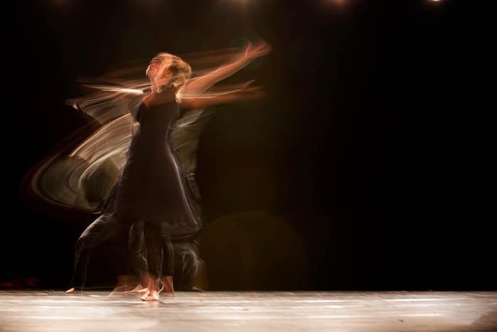 Un retrato borroso artístico de una bailarina de ballet en el escenario - consejos de fotografía de ballet