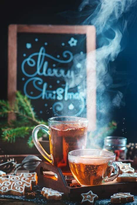 Una fotografía de bodegones navideños de bebidas calientes y vapor