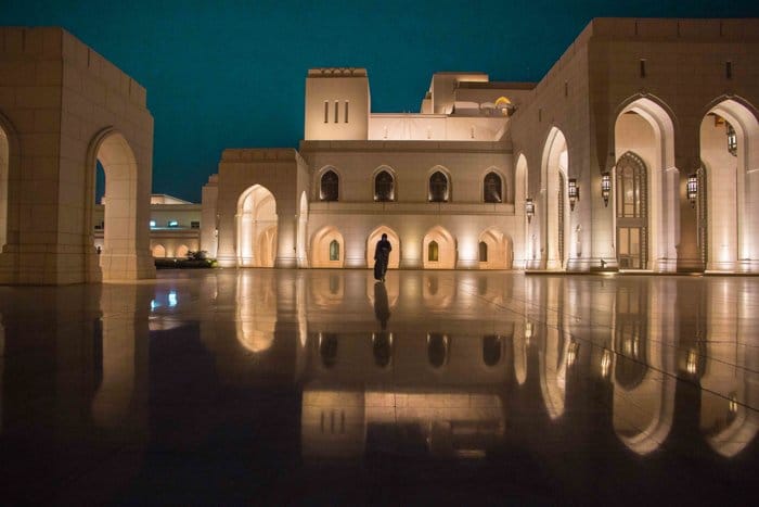 Fotografía de arquitectura: Imagen de gran angular del patio al aire libre de la Ópera de Muscat.