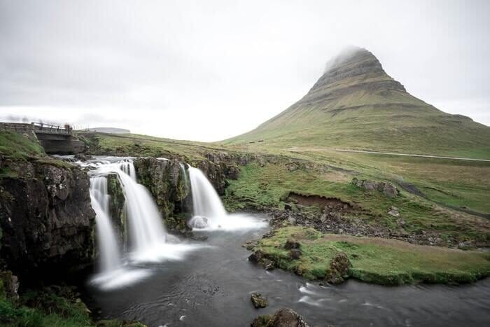 Foto de larga exposición de una cascada con desenfoque de movimiento