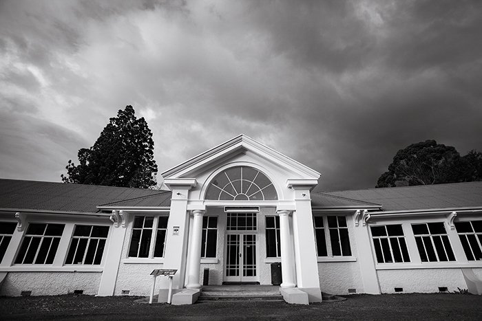 Fotografía en blanco y negro del arco de entrada de The Chisholm Ward en el Hospital Queen Mary en Hanmer, Nueva Zelanda - edición de fotografías en blanco y negro