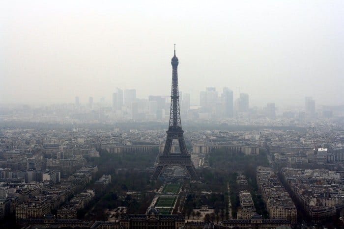 Vista aérea de la torre Eiffel en un día brumoso