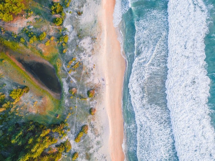 Imagen de paisaje de playa tomada desde una perspectiva de vista de pájaro