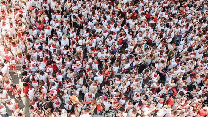 Una gran escena de multitud tomada desde una perspectiva de vista de pájaro