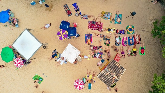 Escena de playa colorida tomada desde una perspectiva de vista de pájaro