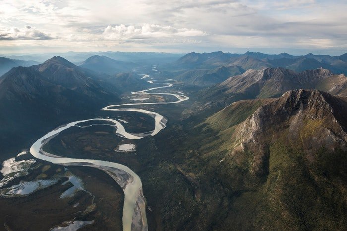 Hermoso paisaje montañoso disparado desde el aire