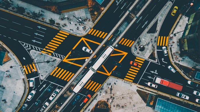 Intersección de la carretera tomada desde una perspectiva de vista de pájaro