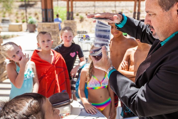 Un mago actuando en una fiesta de cumpleaños para niños: cómo tomar buenas fotos de fiesta