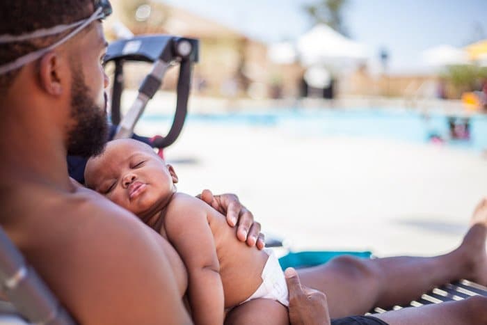Un padre y su hijo se relajan en una piscina - fotos de la fiesta 