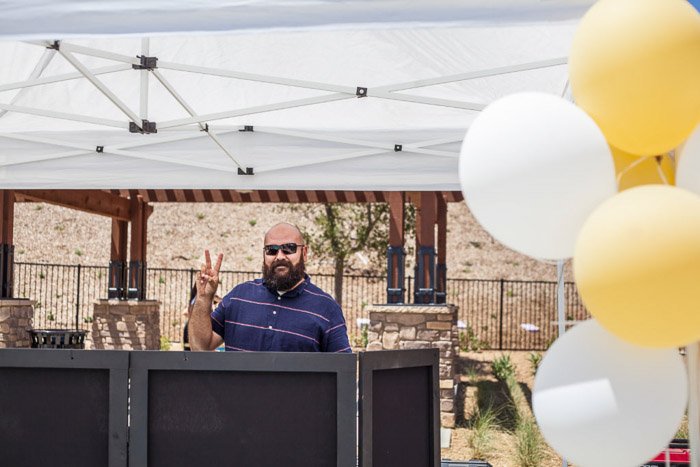 Un hombre en una carpa rodeado de globos - fotografía de fiesta de cumpleaños