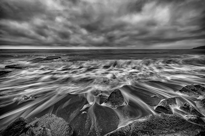 imagen de larga exposición en blanco y negro de un paisaje marino
