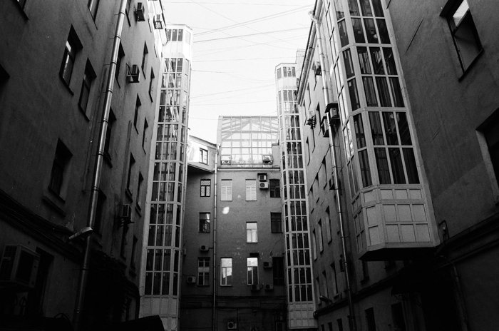 imagen en blanco y negro de una escena de la ciudad.