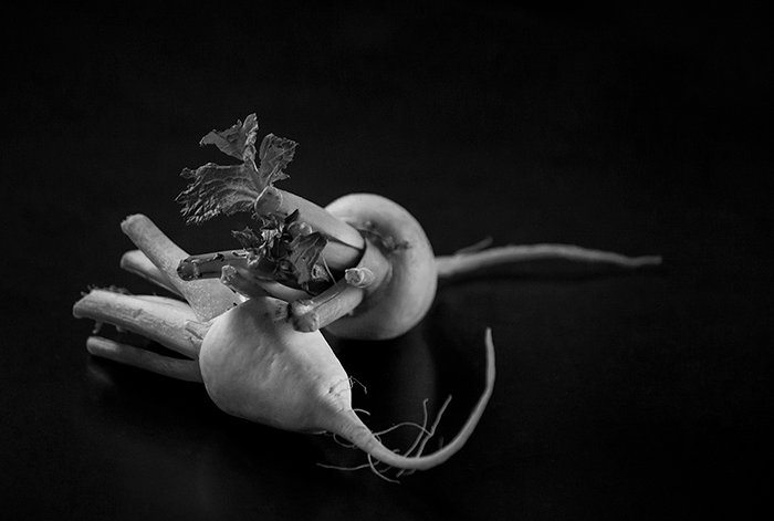 Una fotografía de naturaleza muerta de alimentos en blanco y negro de verduras