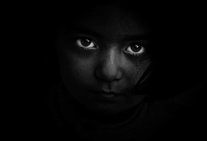 Impresionantes fotos en blanco y negro de una niña, enfocadas en los ojos.