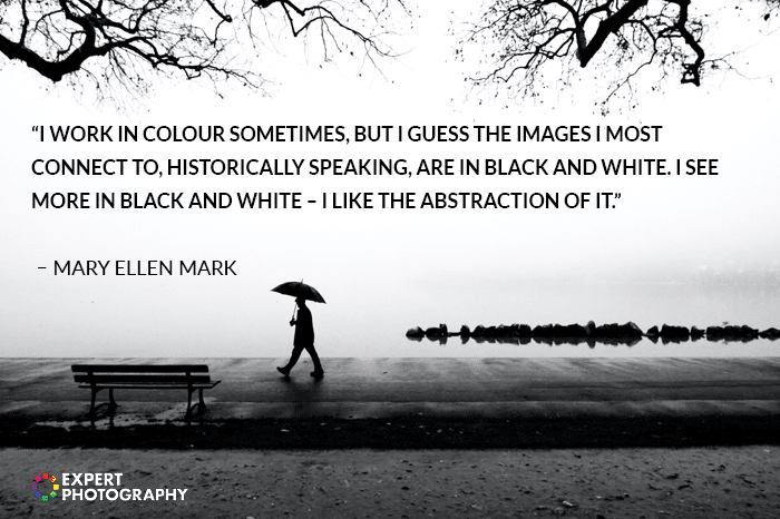 Fotografía en blanco y negro con cita superpuesta.