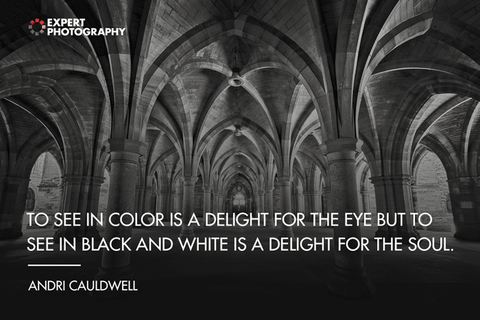 El interior de una iglesia de piedra superpuesta con citas en blanco y negro de Andri Cauldwell