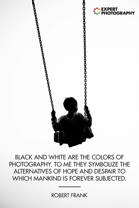 Una foto de la silueta de un niño en un columpio superpuesta con una cita fotográfica en blanco y negro de Robert Frank