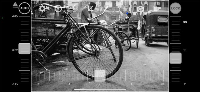 Captura de pantalla de aplicaciones en blanco y negro camera1 street scene India