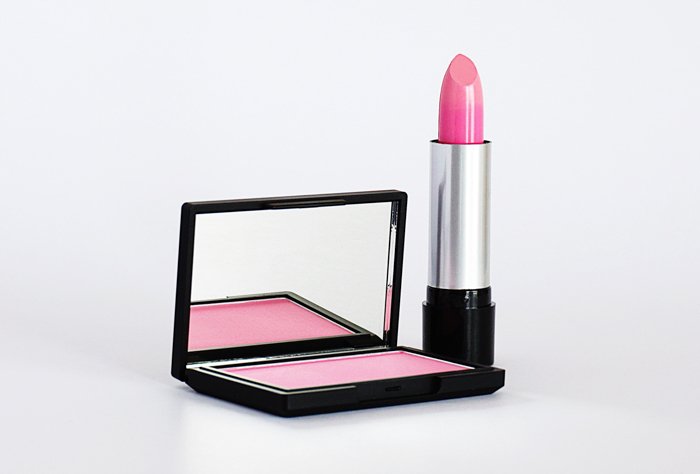 Imagen de fotografía de producto de lápiz labial rosa y rubor, y estuche con espejo