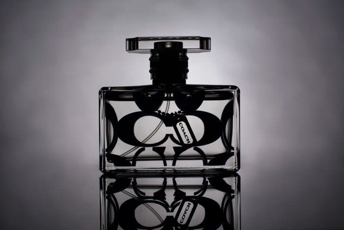 Fotografía de producto imagen en blanco y negro de un frasco de perfume con un reflejo y sin línea de horizonte