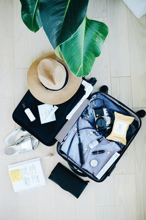 maleta empacada para fotógrafos de viajes antes de viajar
